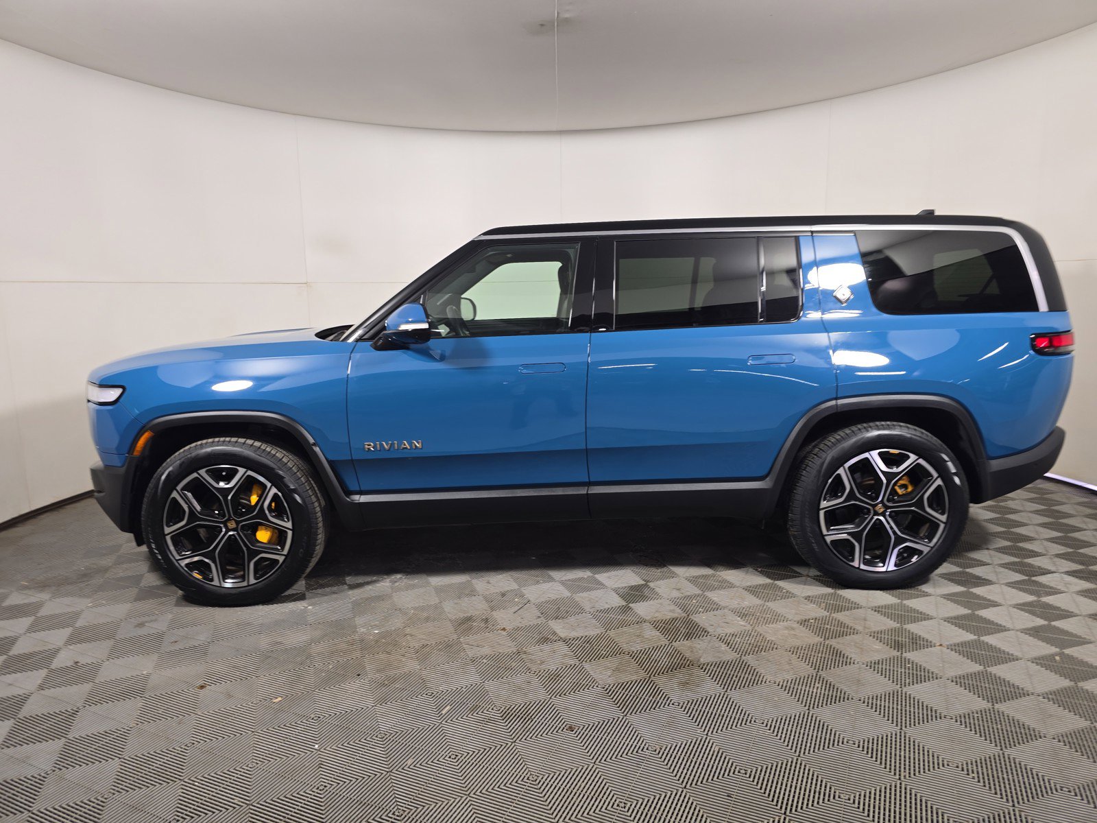 Used 2022 Rivian R1S Launch Edition AWD/4WD image 2