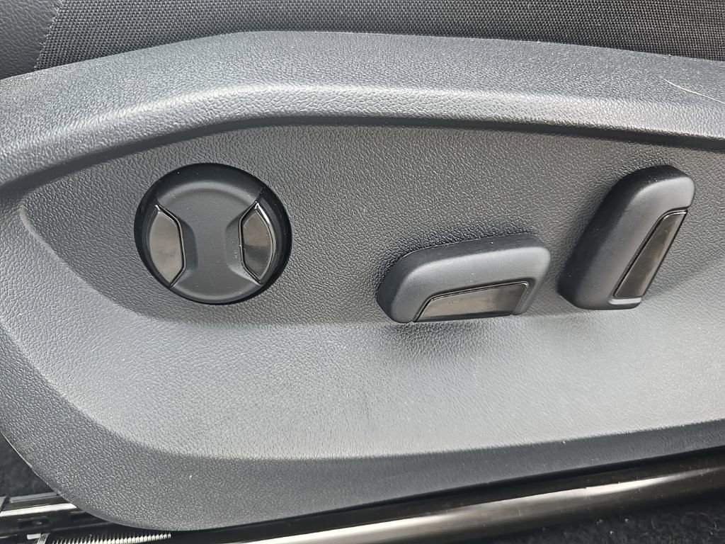 Used 2024 Volkswagen Tiguan SE image 18