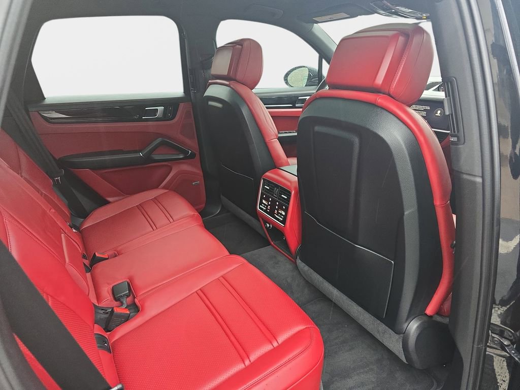 Used 2022 Porsche Cayenne AWD/4WD image 16