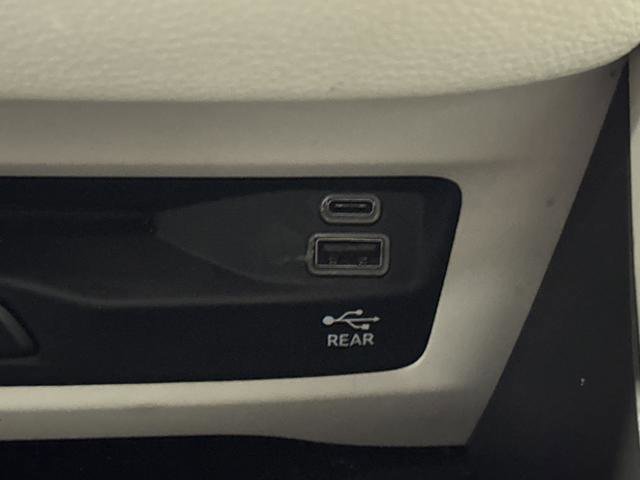 Used 2023 Chrysler Pacifica Limited w/ Uconnect Theater Family Group image 26