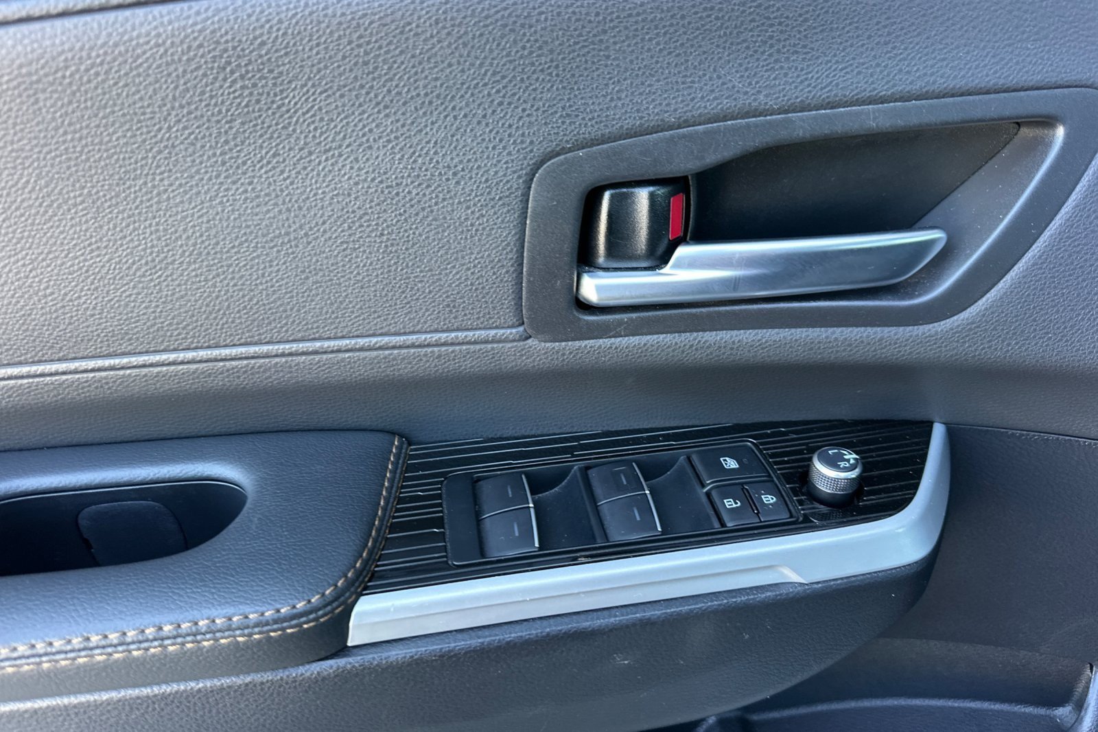 Certified 2025 Toyota Sienna XLE Woodland Edition AWD/4WD image 10