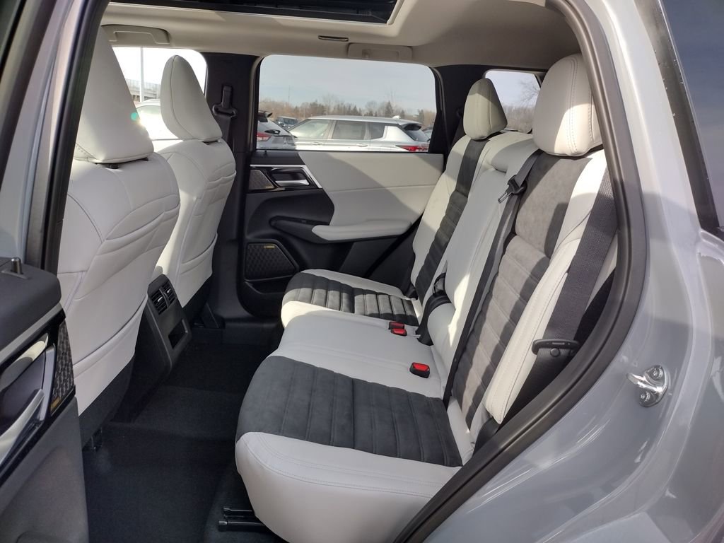 New 2026 Mitsubishi Outlander SE image 9