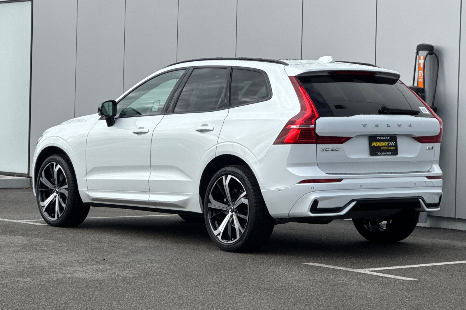 Used 2024 Volvo XC60 B5 Ultimate w/ Climate Package AWD/4WD image 3