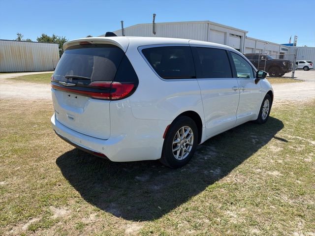 Used 2024 Chrysler Pacifica Touring-L FWD image 5