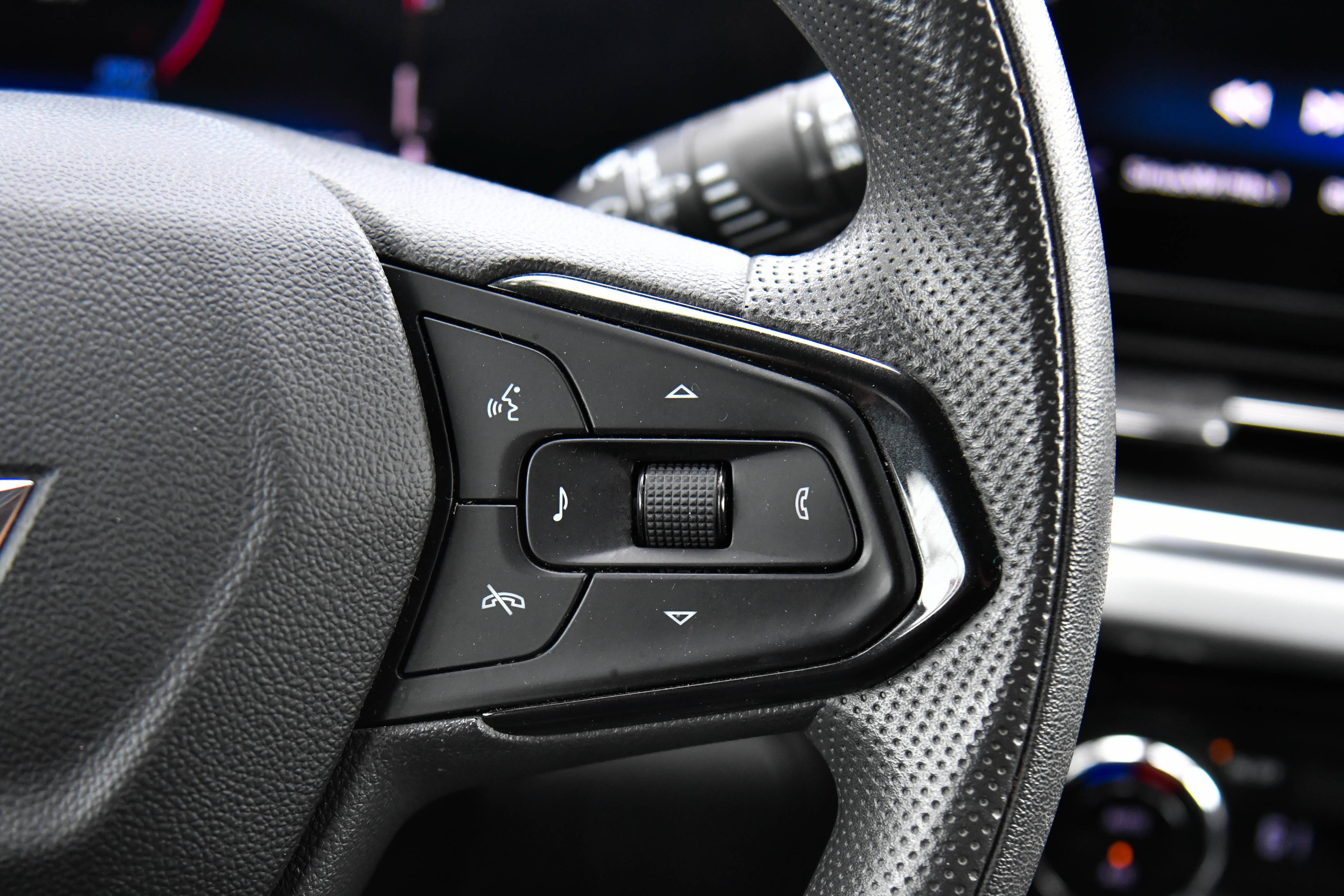 Used 2025 Chevrolet Trax LT FWD image 30