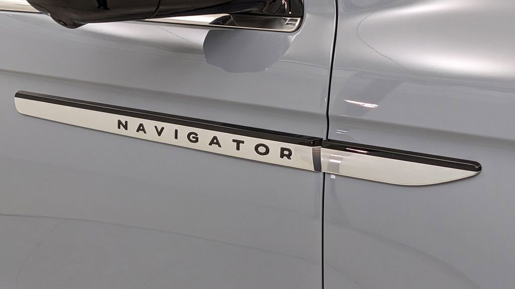 Used 2025 Lincoln Navigator Reserve image 45