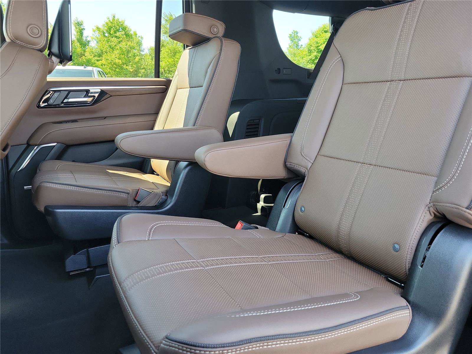 Used 2025 Chevrolet Suburban High Country AWD/4WD image 14