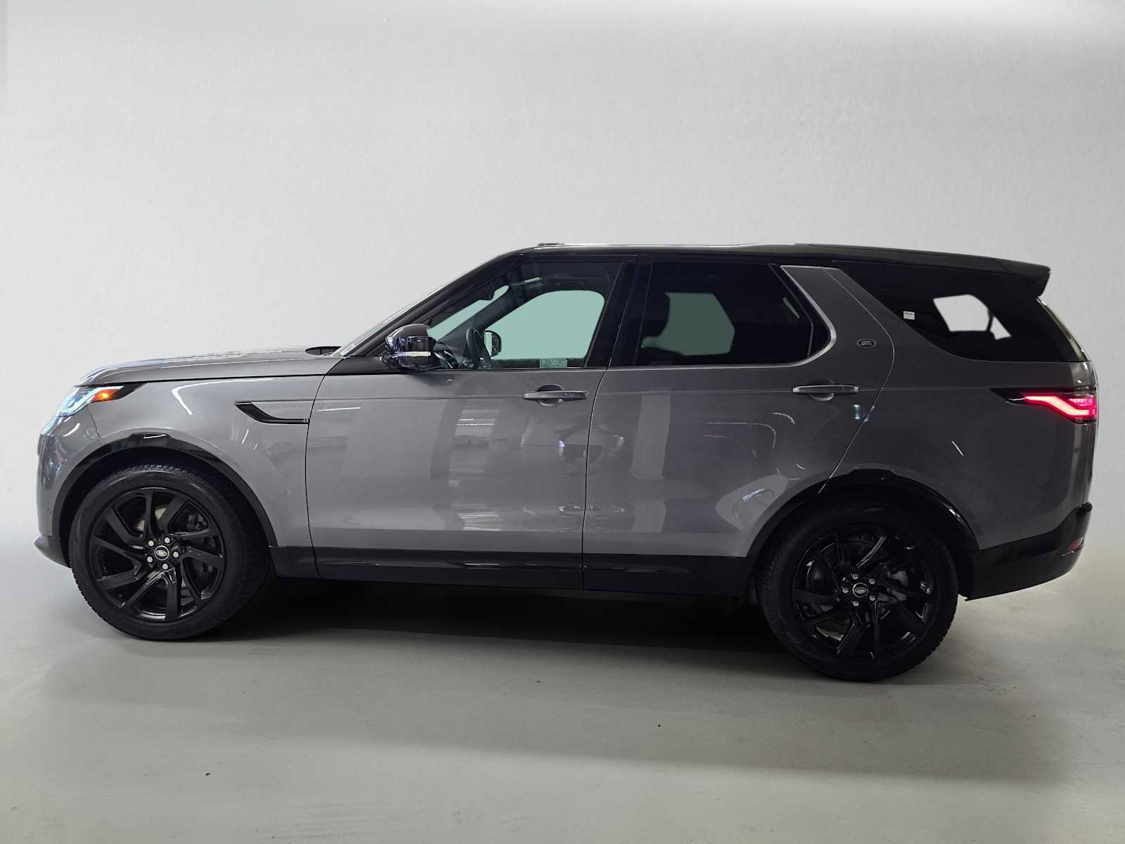 Used 2025 Land Rover Discovery Dynamic SE AWD/4WD image 2