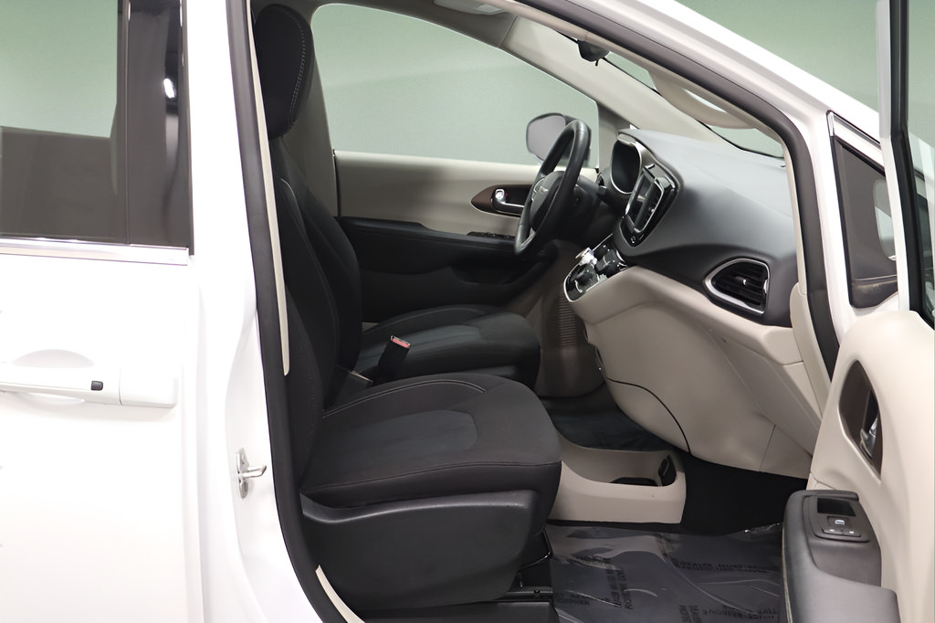 Certified 2023 Chrysler Voyager LX FWD image 15