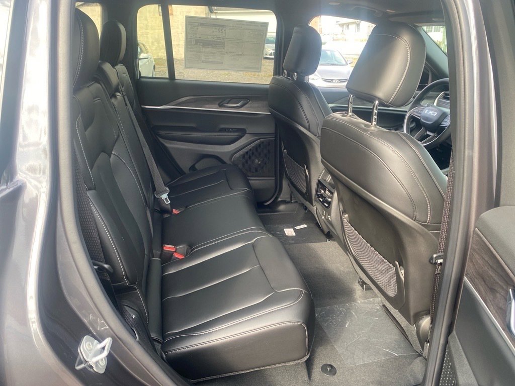 New 2025 Jeep Grand Cherokee Limited w/ Black Appearance Package image 15