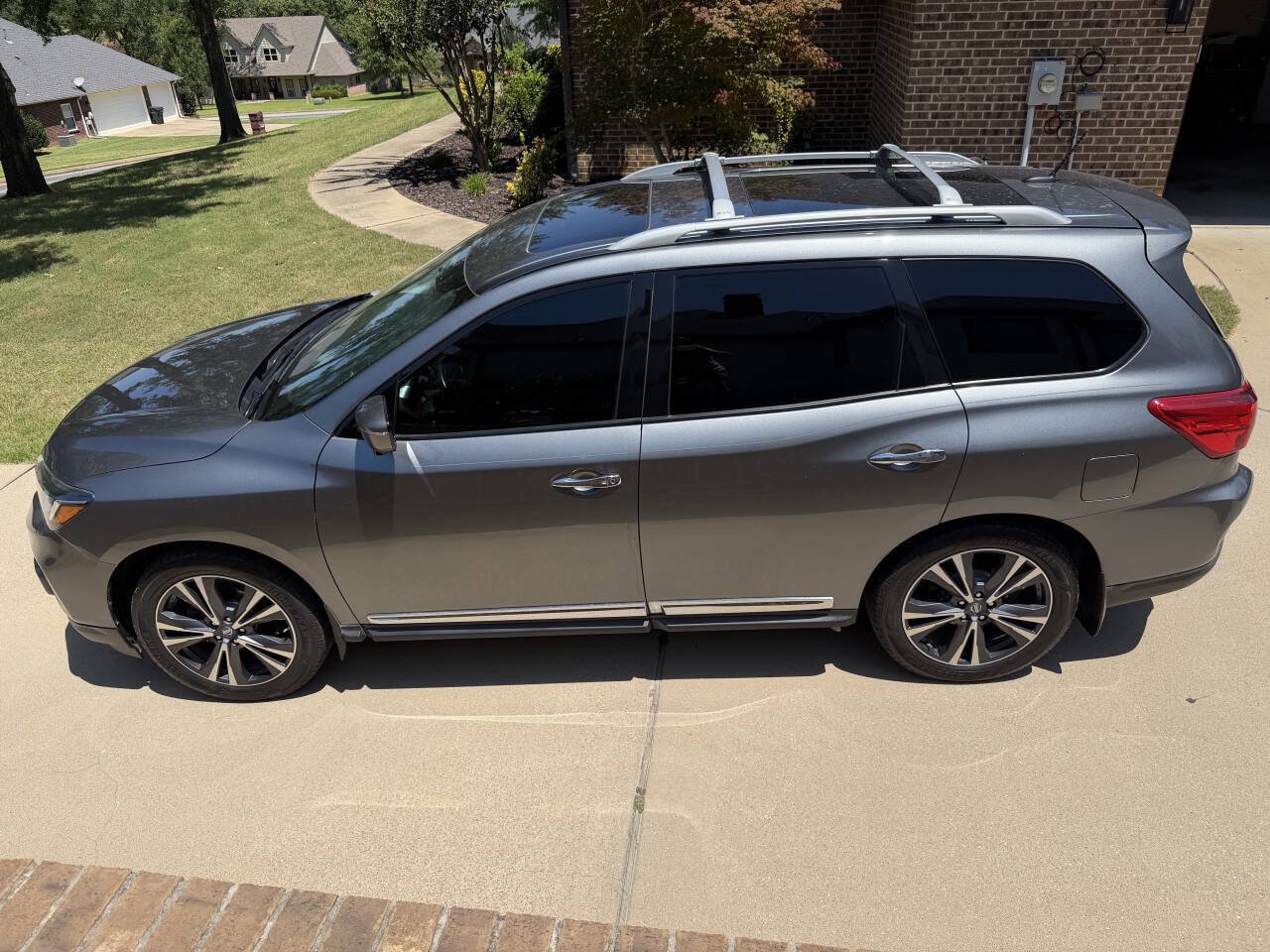 Used 2017 Nissan Pathfinder Platinum FWD image 2