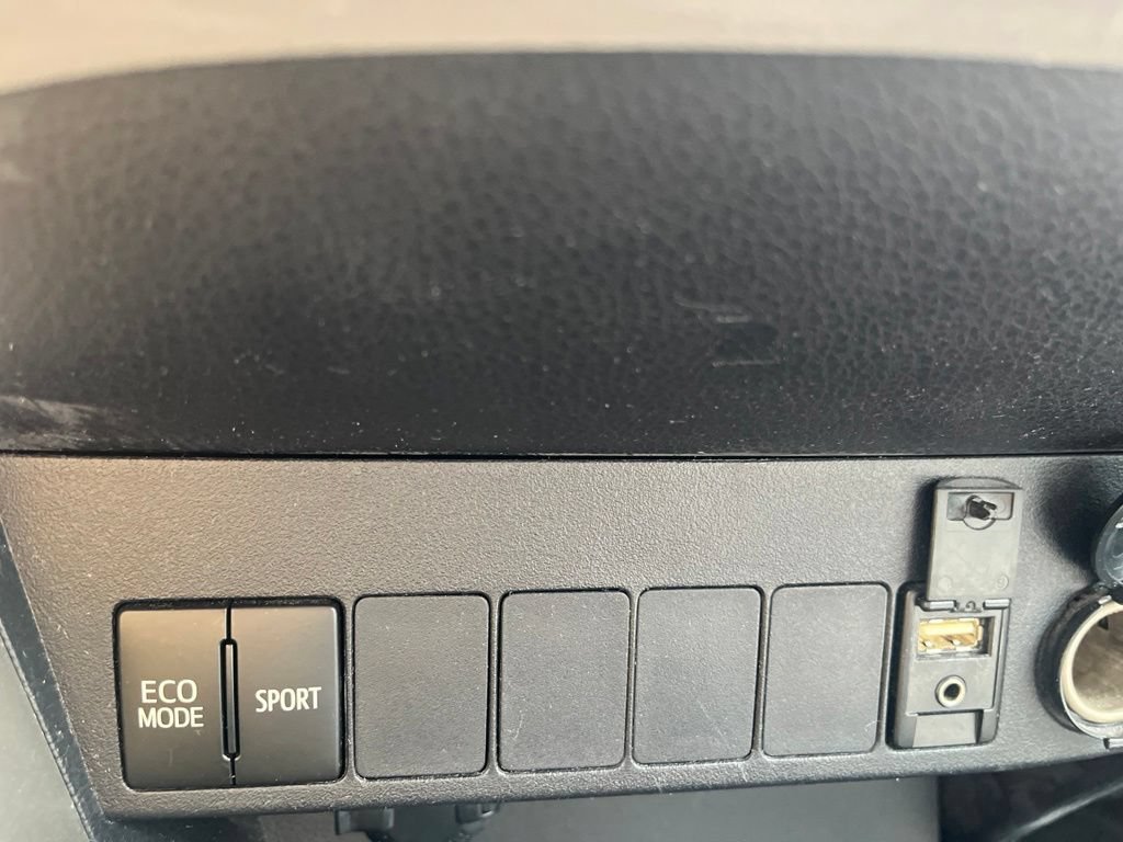 Used 2015 Toyota RAV4 LE FWD image 18