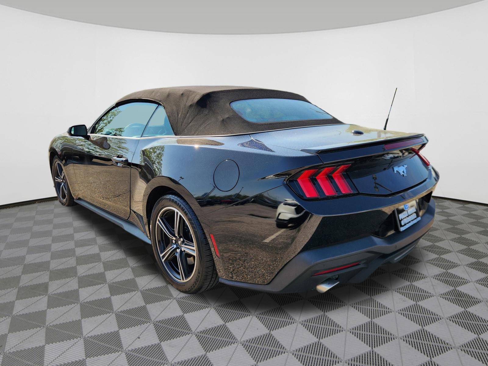 Used 2024 Ford Mustang Premium image 3