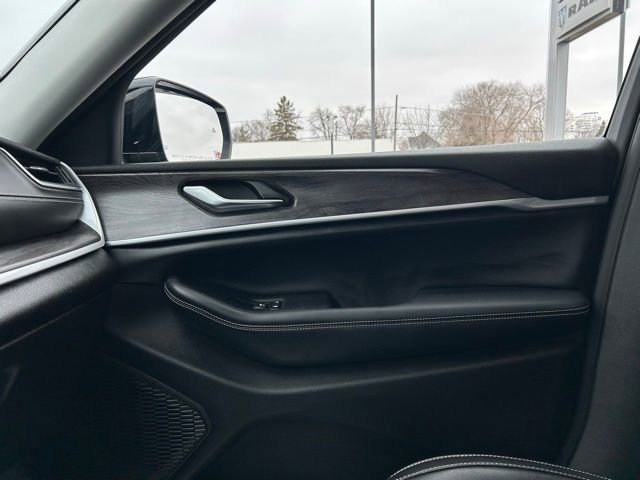 Used 2023 Jeep Grand Cherokee Limited w/ Luxury Tech Group II image 41