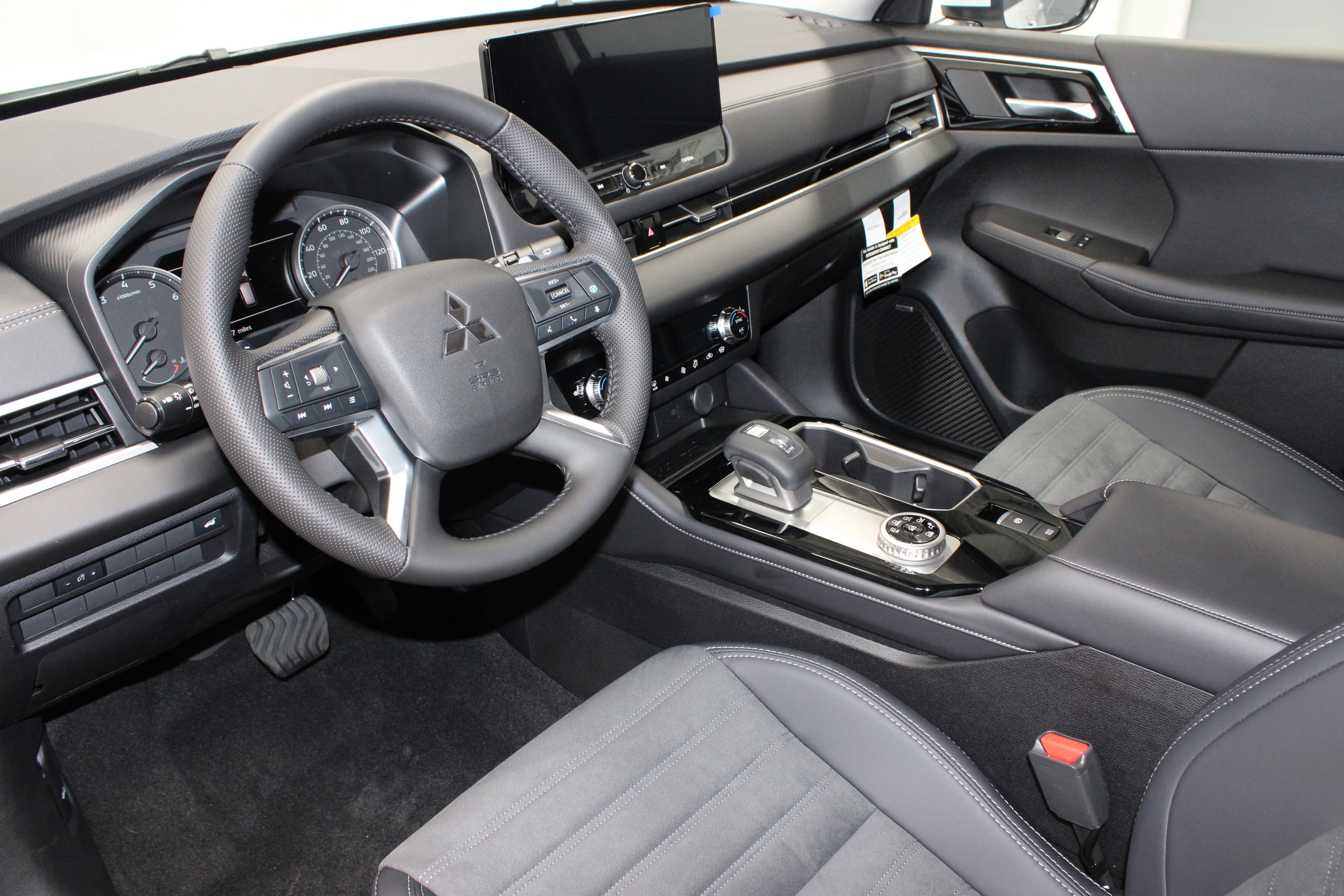 New 2025 Mitsubishi Outlander SE image 17