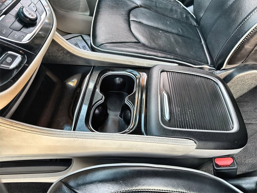 Used 2023 Chrysler Pacifica Limited w/ Uconnect Theater Family Group image 23