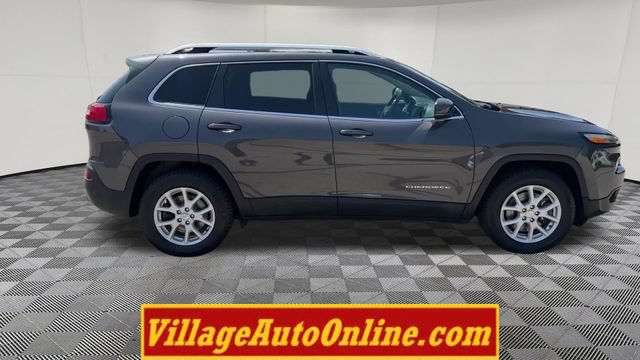 Used 2017 Jeep Cherokee Latitude w/ Comfort/Convenience Group AWD/4WD image 41