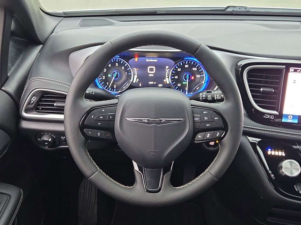 Used 2024 Chrysler Pacifica Touring image 20