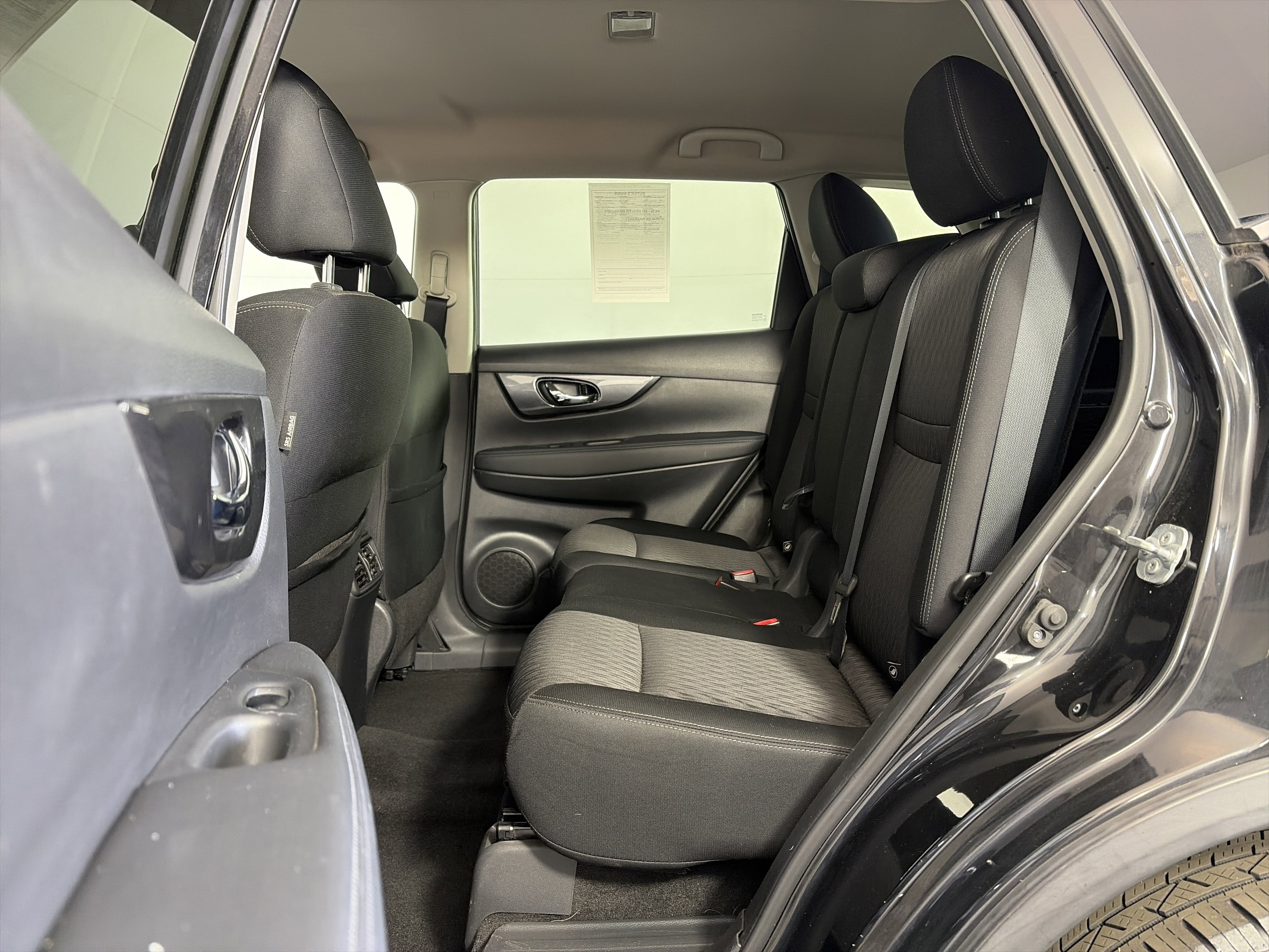 Used 2017 Nissan Rogue SV w/ SV Premium Package image 7