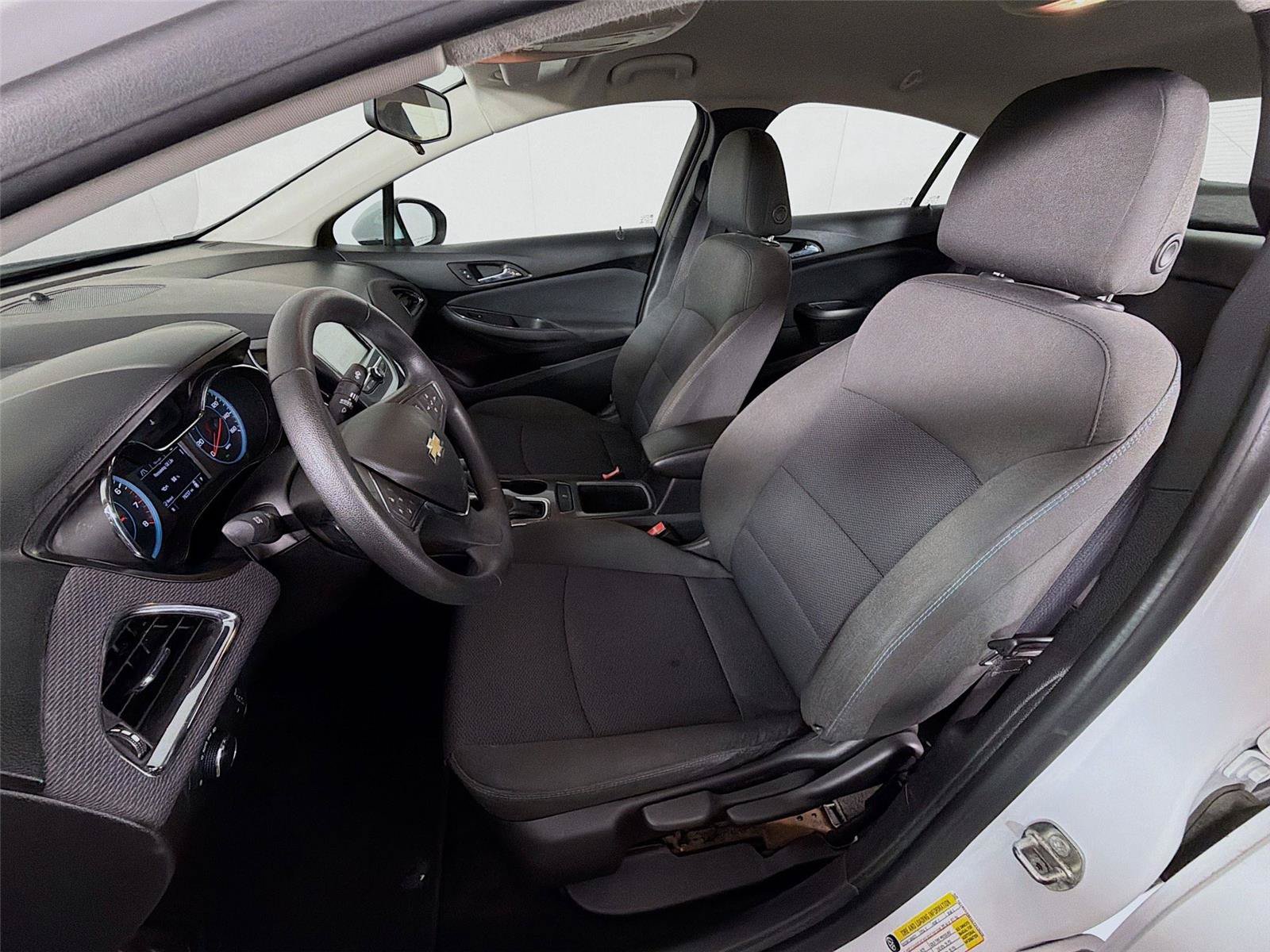 Used 2016 Chevrolet Cruze LT FWD image 2