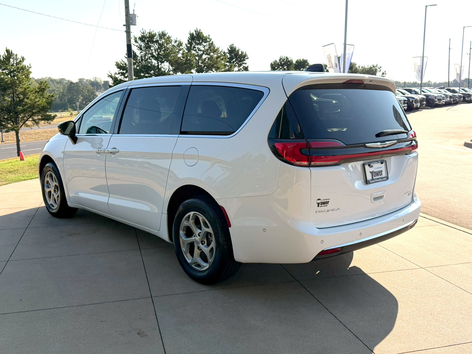 Used 2024 Chrysler Pacifica Limited AWD/4WD image 4