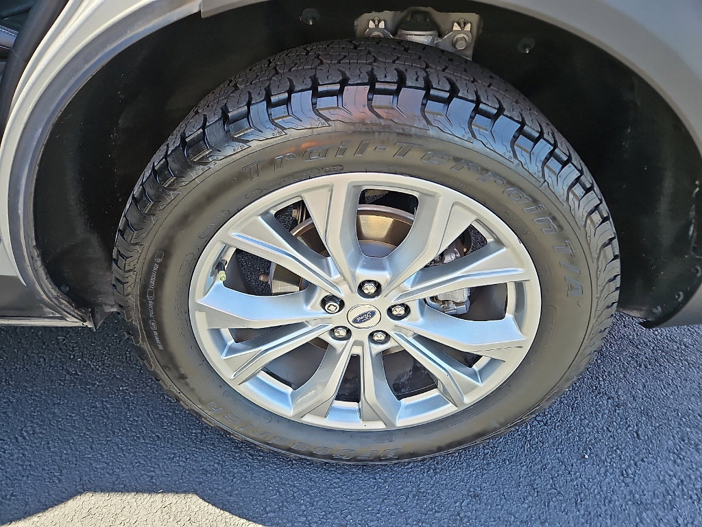 Used 2021 Ford Explorer XLT w/ Equipment Group 202A image 9