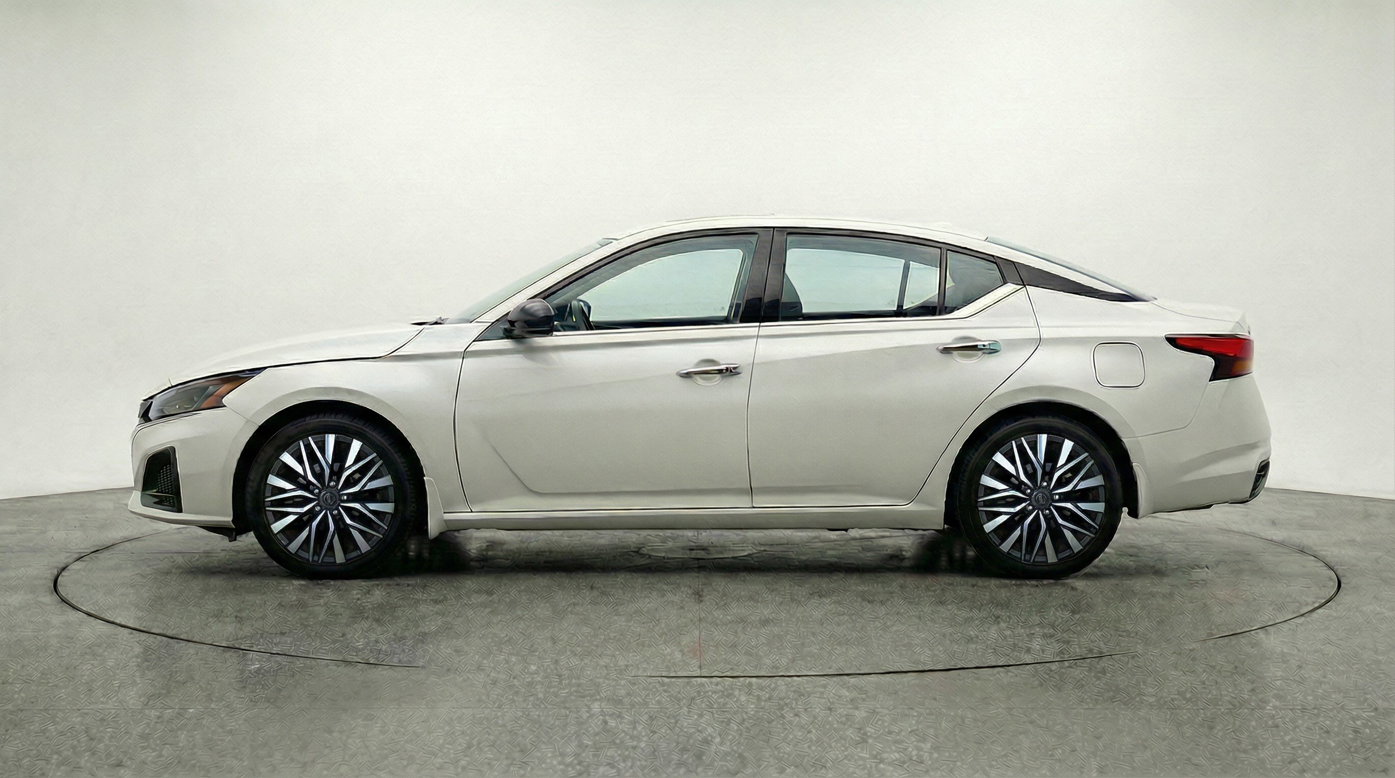 Used 2025 Nissan Altima 2.5 SV image 5