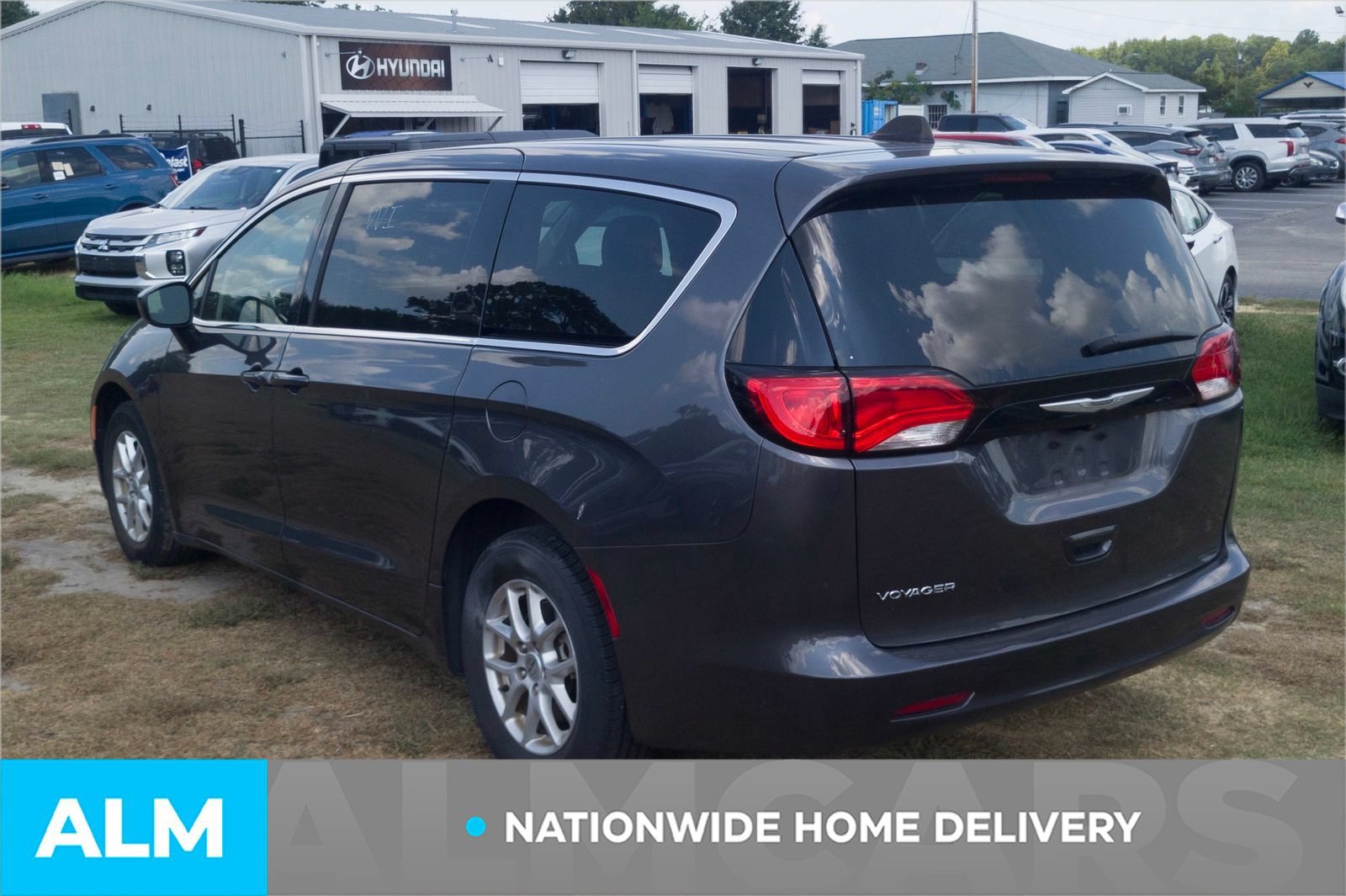 Used 2022 Chrysler Voyager LX FWD image 4
