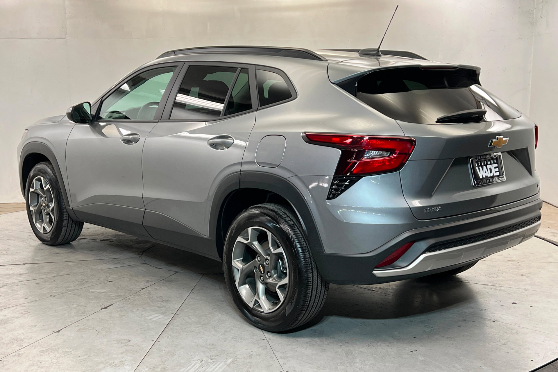 Used 2025 Chevrolet Trax LT w/ LT Convenience Package FWD image 3