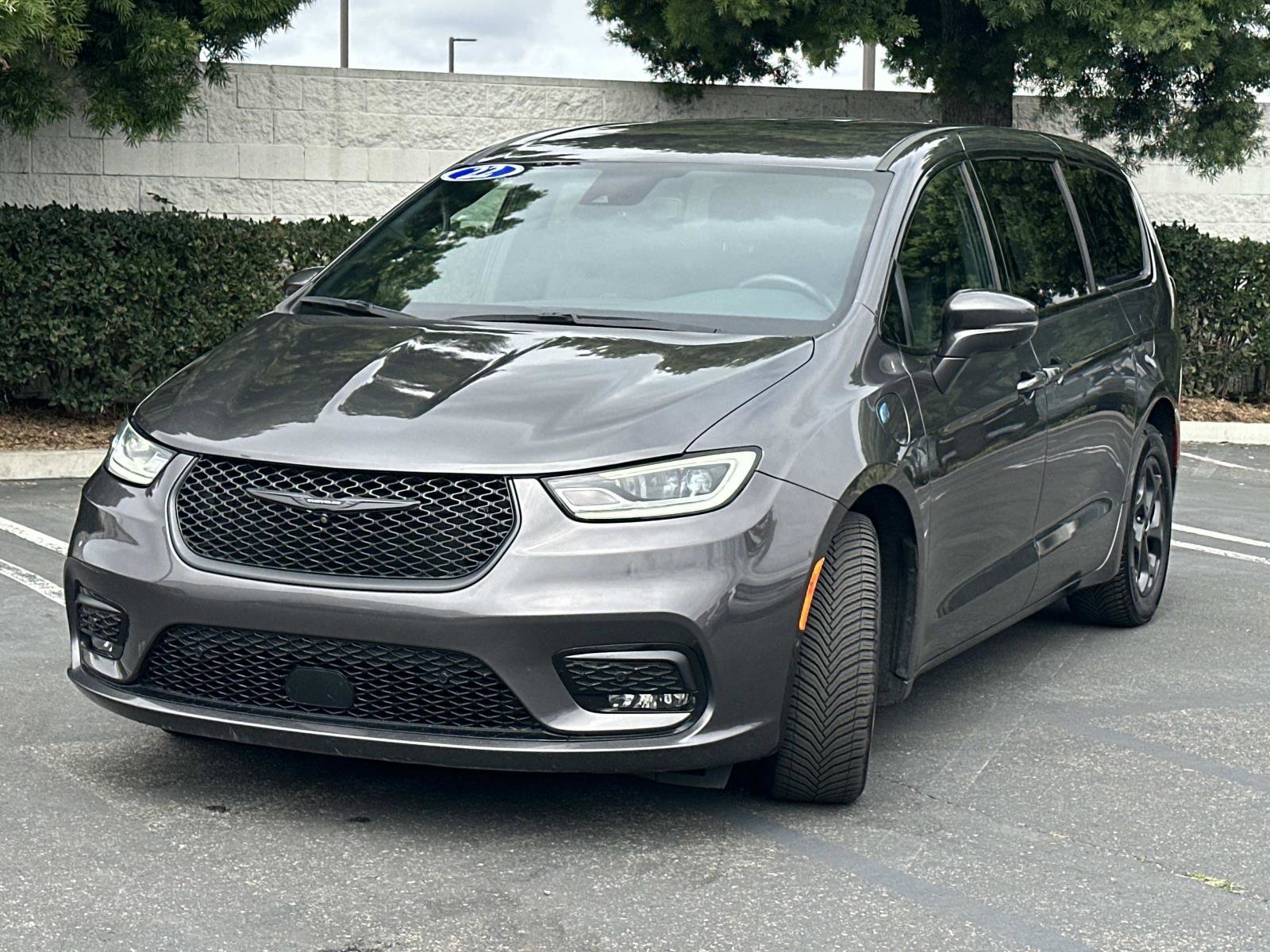 Used 2022 Chrysler Pacifica Touring-L w/ Uconnect Theater Family Group image 3