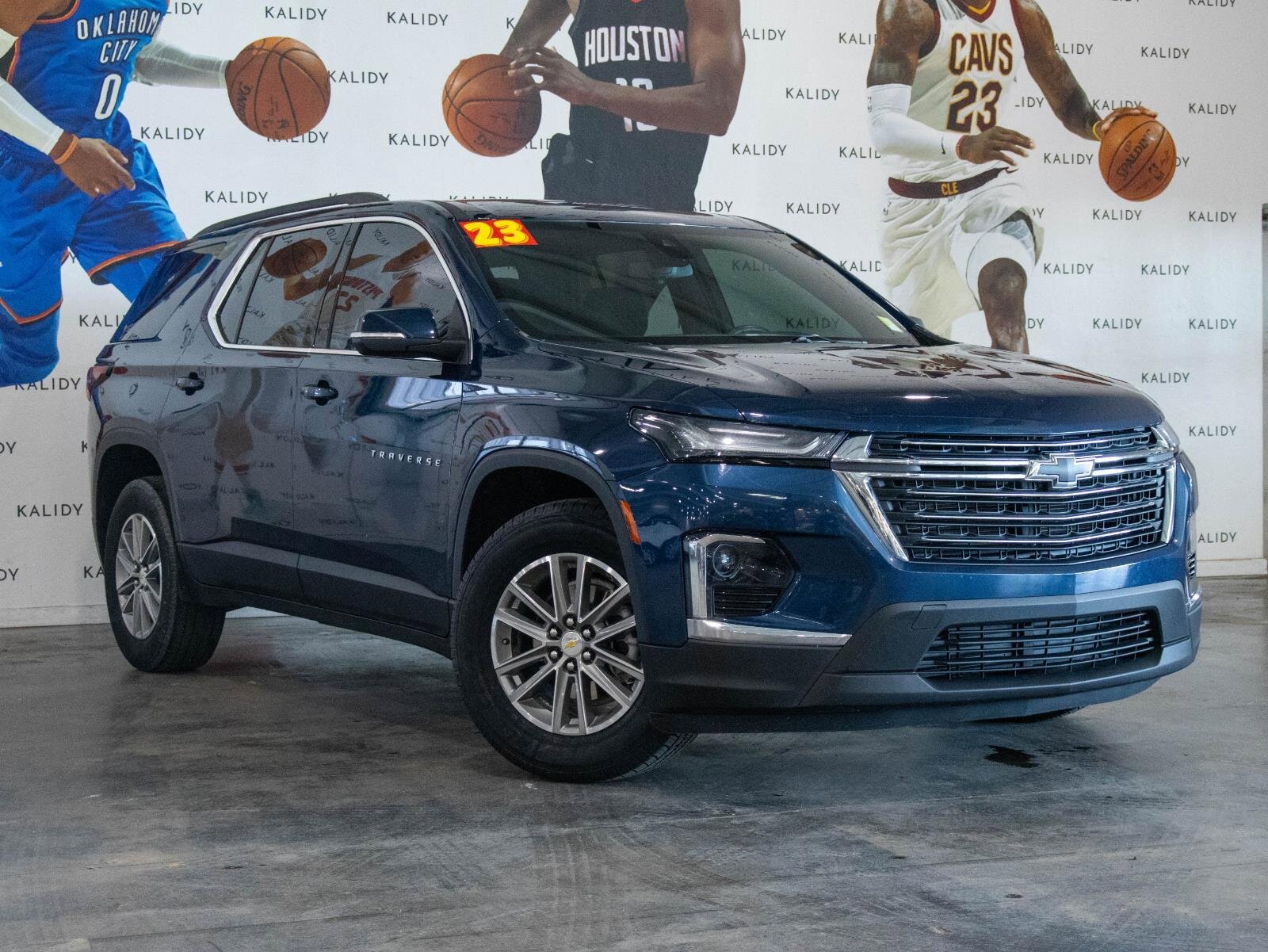 Used 2023 Chevrolet Traverse LT image 2