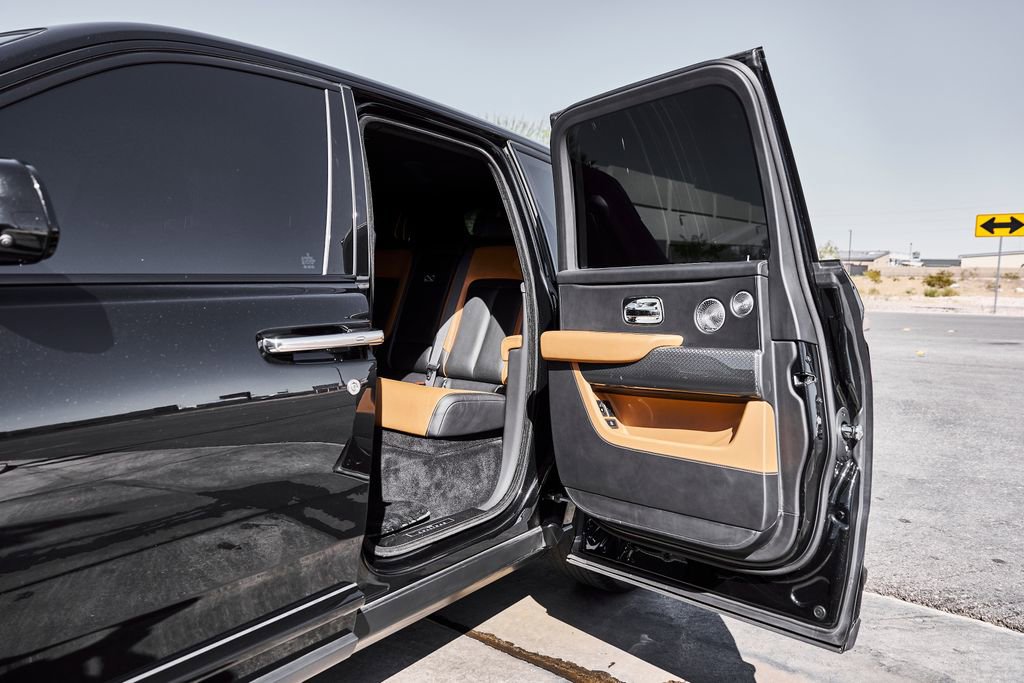 Used 2022 Rolls-Royce Cullinan Black Badge w/ Dark Exterior Package AWD/4WD image 31