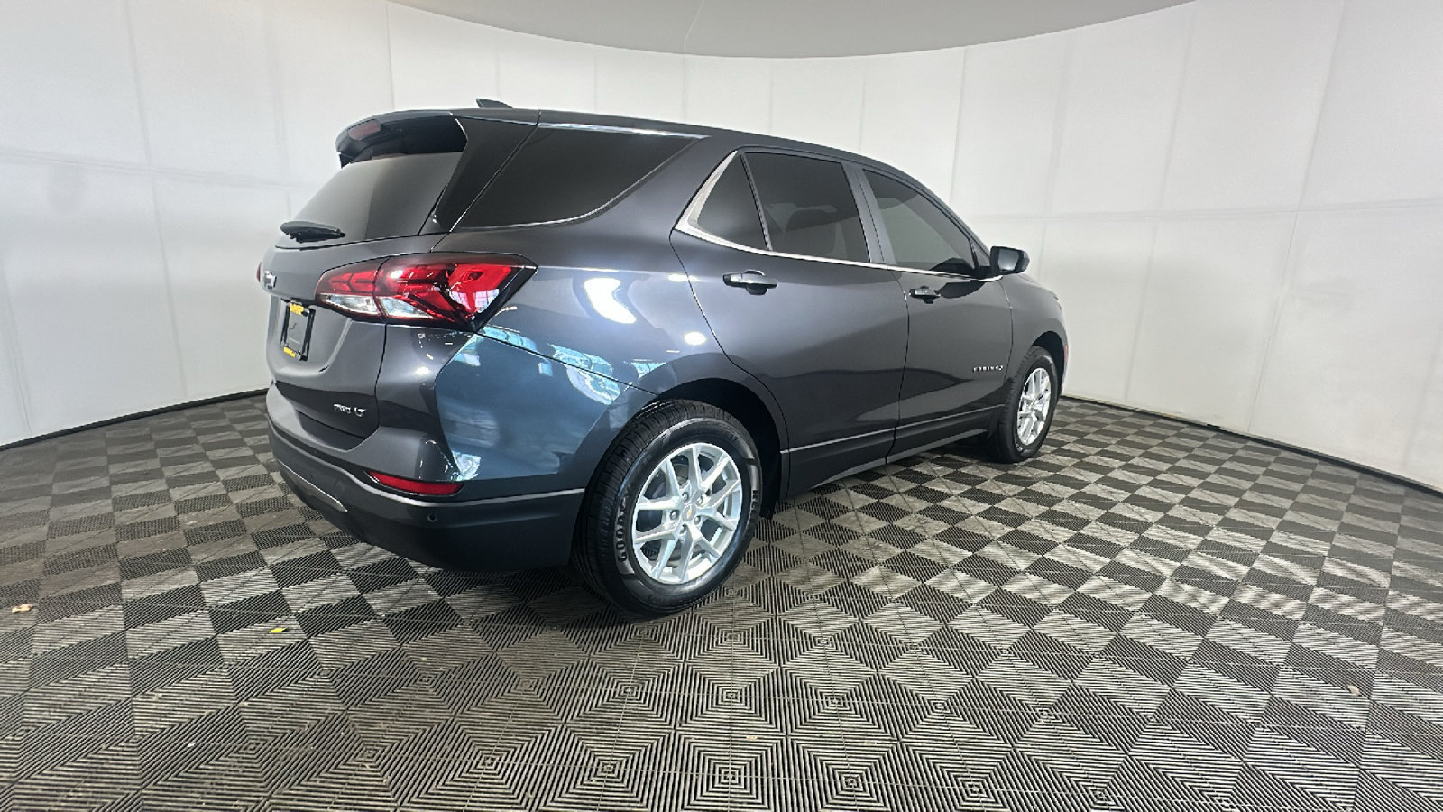 Used 2023 Chevrolet Equinox LT AWD/4WD image 3