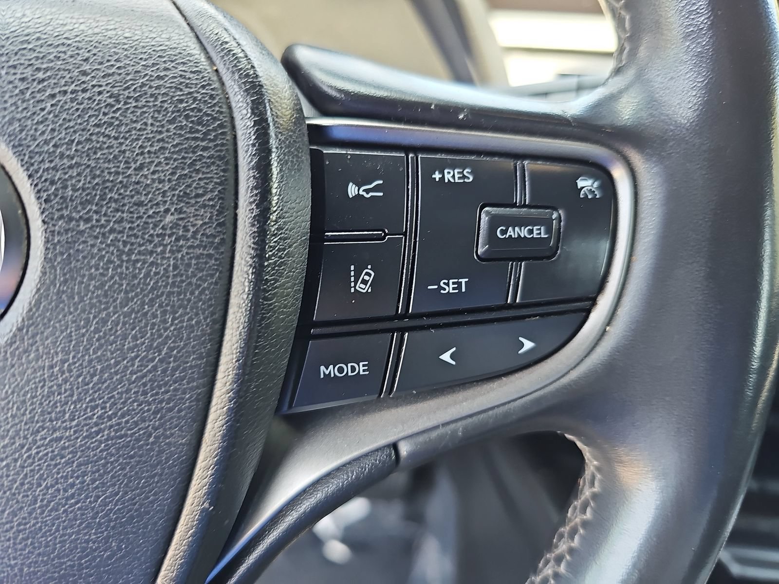 Used 2022 Lexus UX 200 w/ Accessory Package (Z1) FWD image 17
