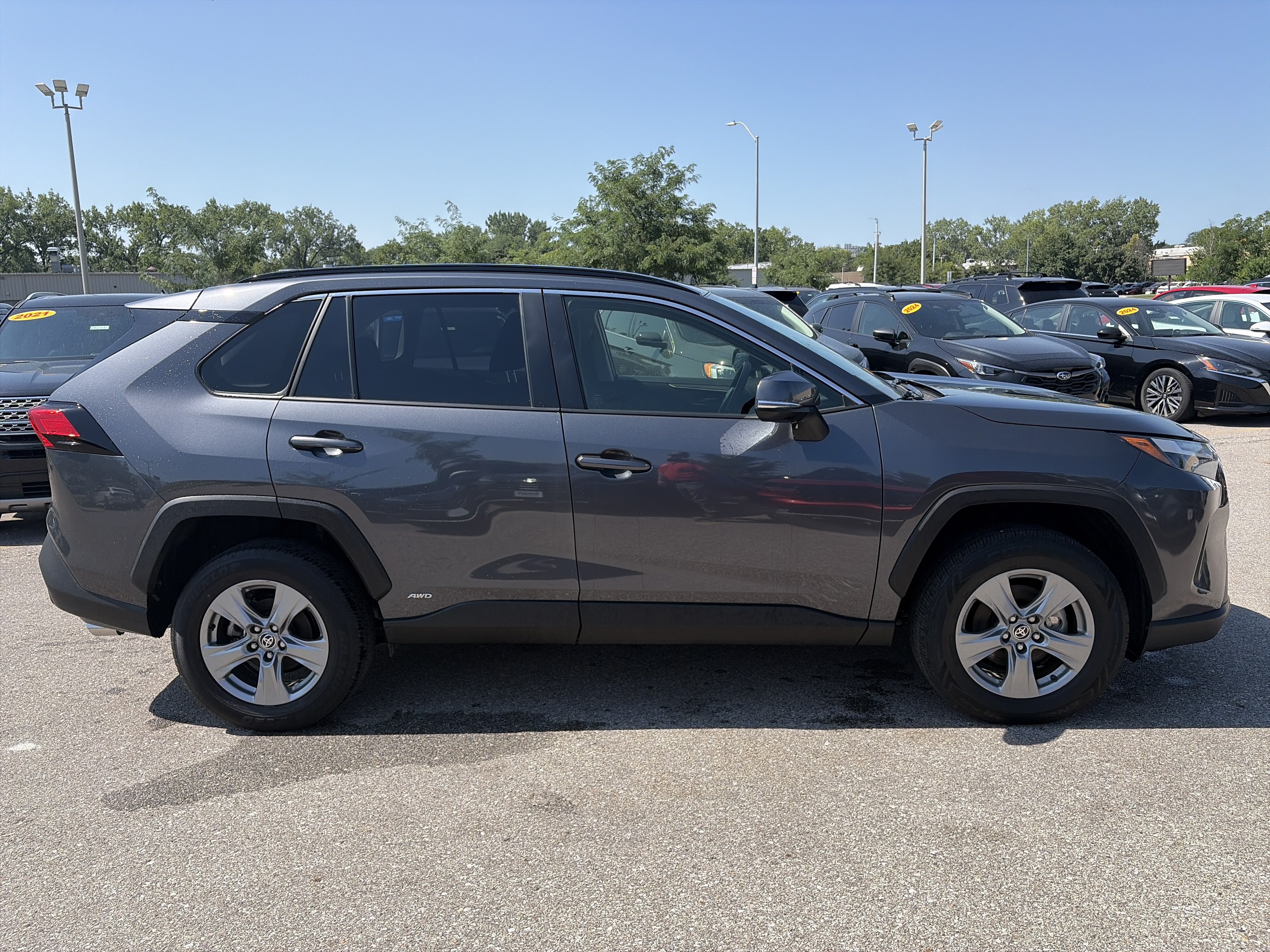 Used 2025 Toyota RAV4 LE AWD/4WD image 4