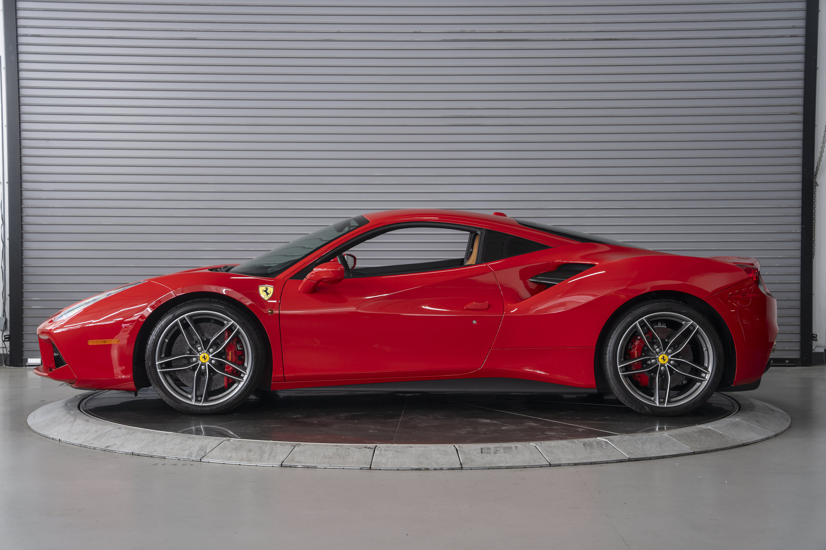 Used 2018 Ferrari 488 GTB RWD image 2