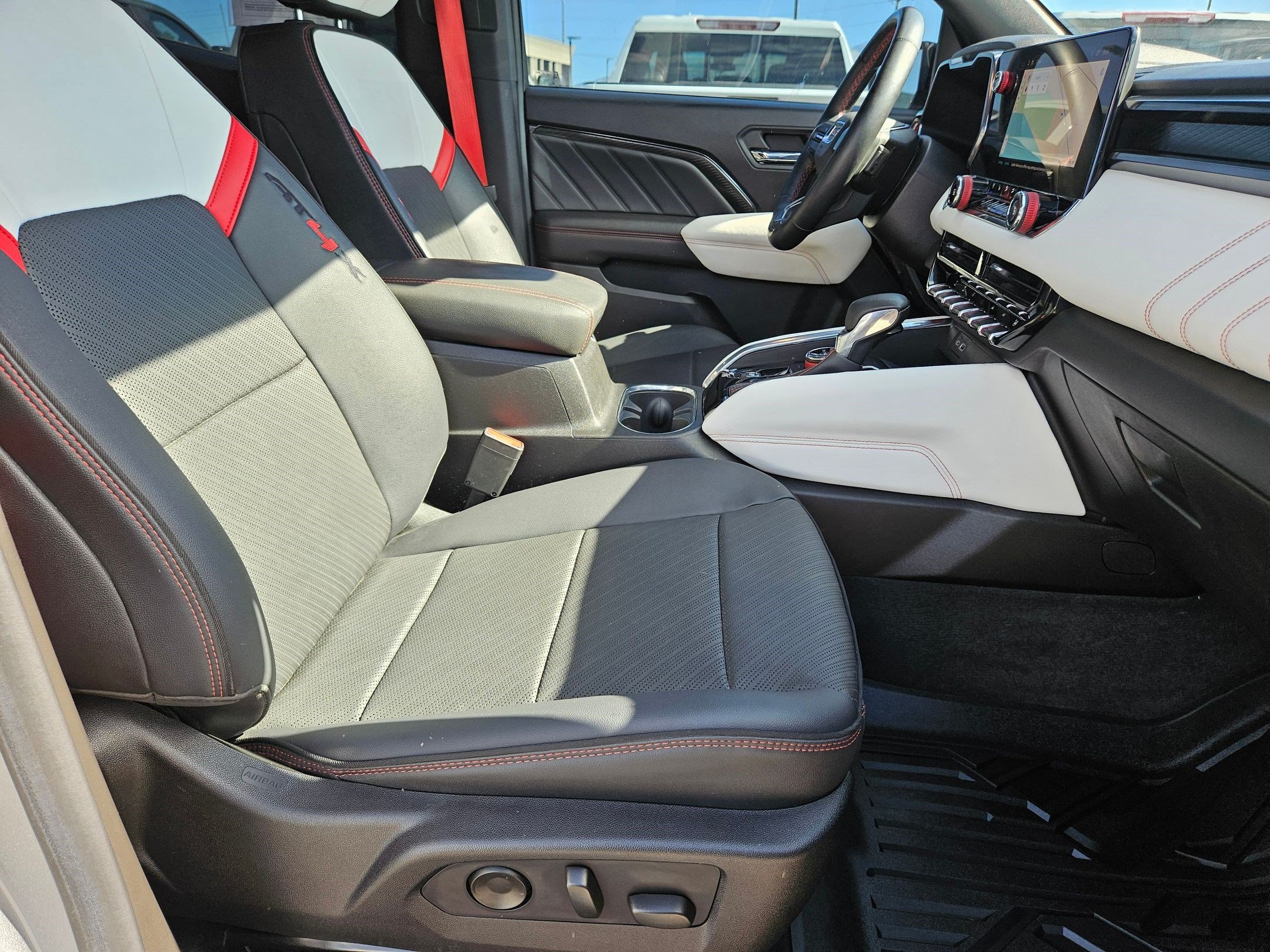 Used 2024 GMC Canyon AT4X AWD/4WD image 31