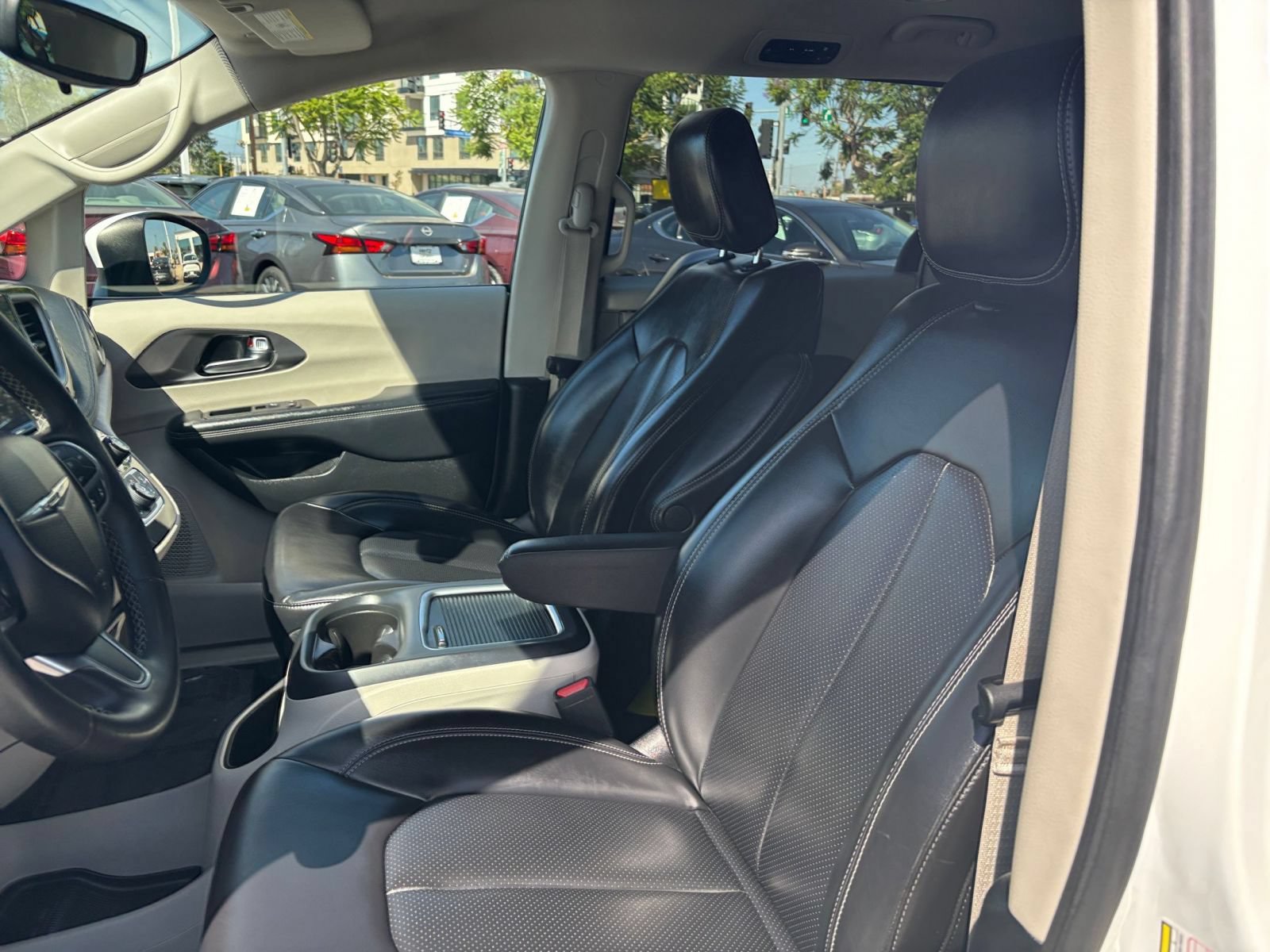 Used 2023 Chrysler Pacifica Touring-L FWD image 28