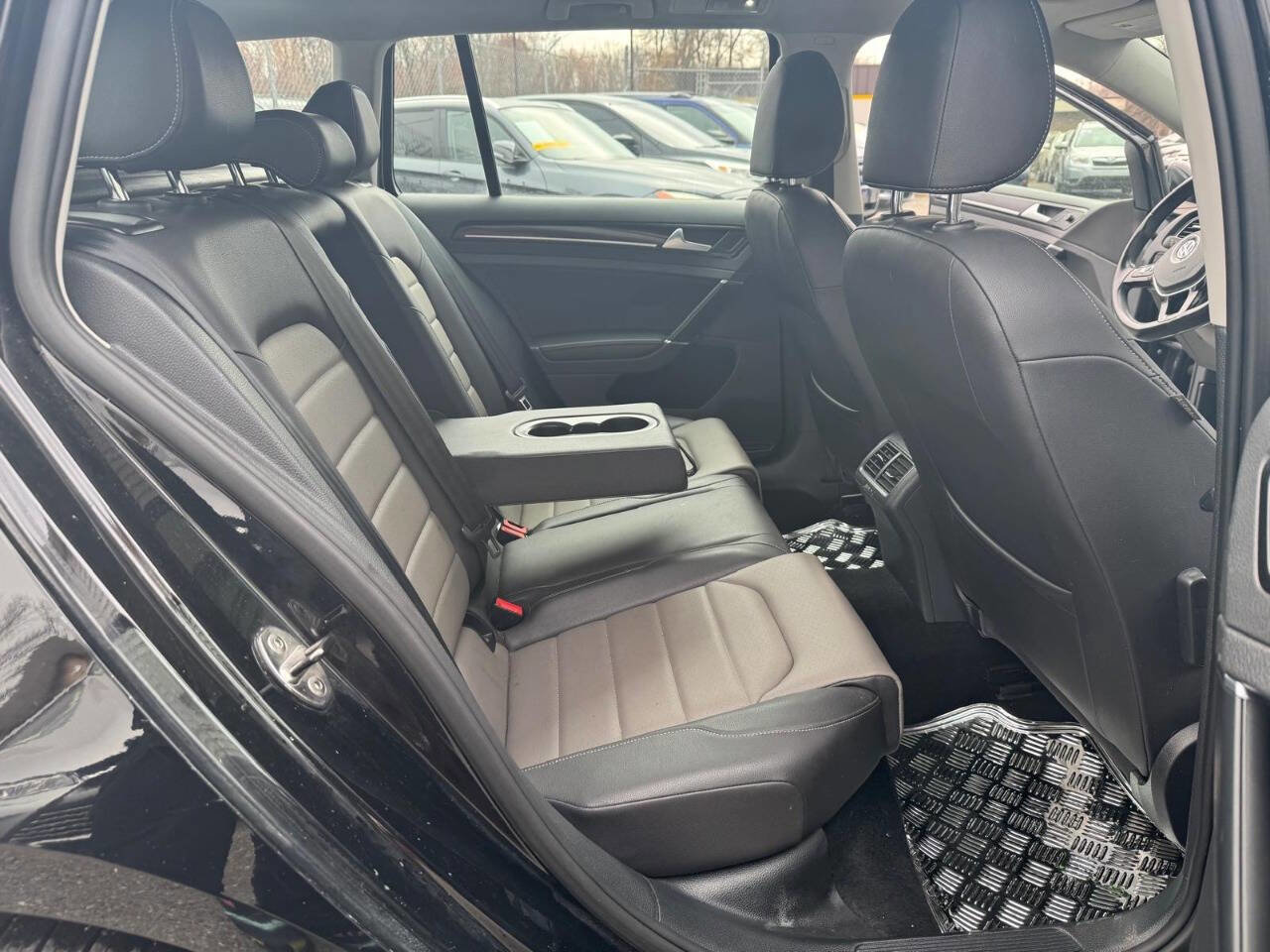 Used 2015 Volkswagen Golf TDI S image 30