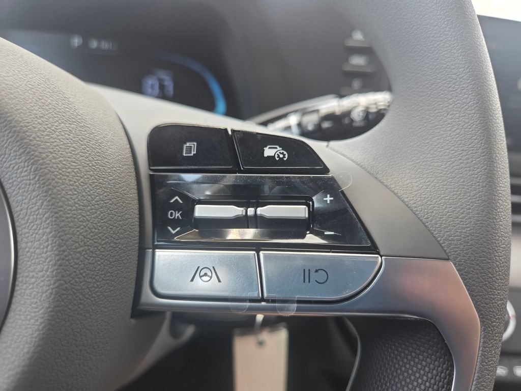 Used 2026 Hyundai Elantra SE FWD image 13