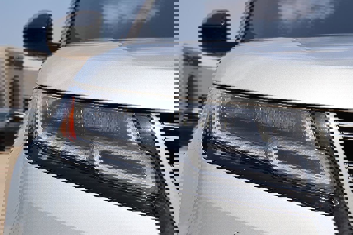 Used 2018 Land Rover Range Rover Velar R-Dynamic SE image 5