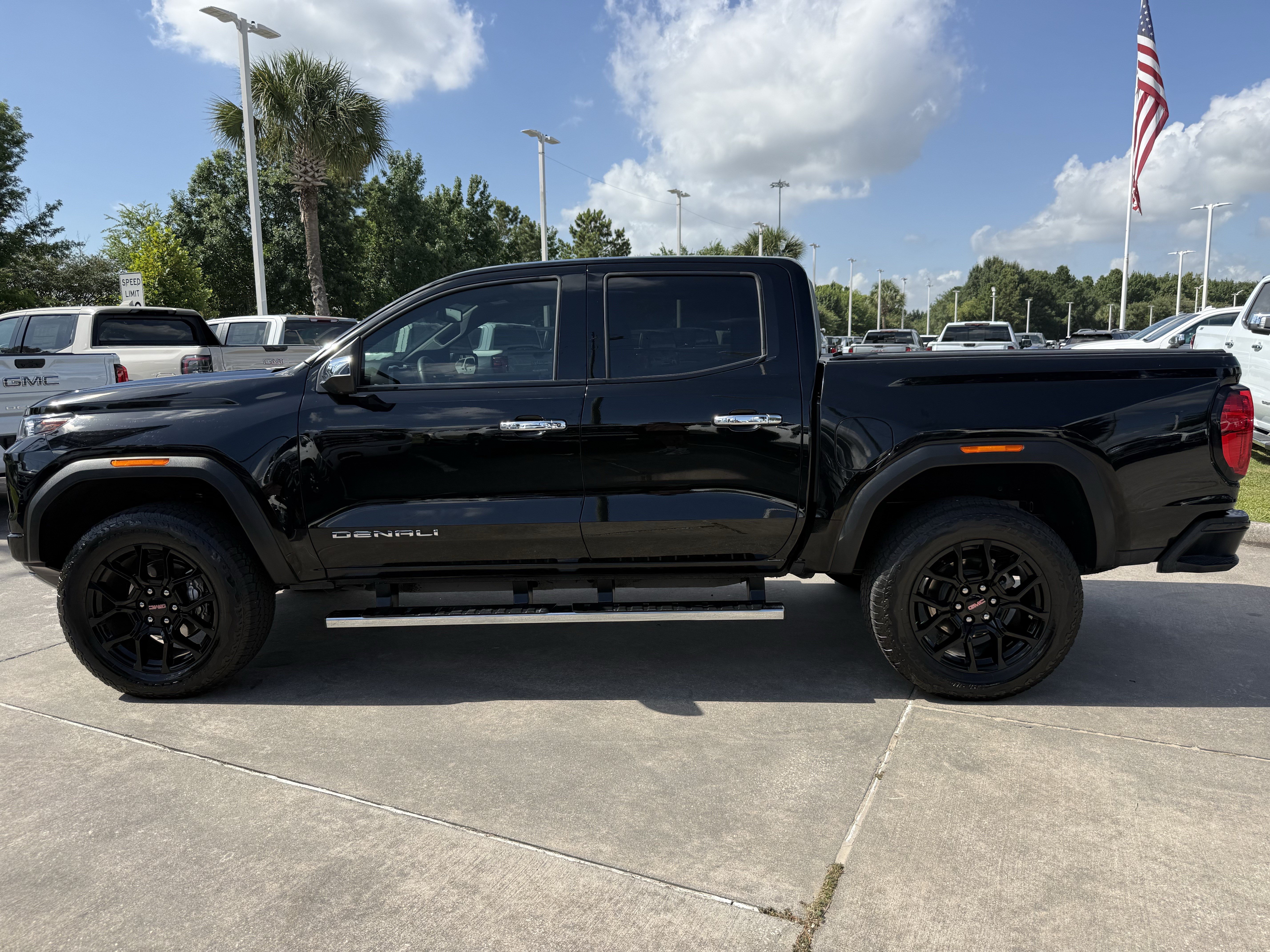 Used 2023 GMC Canyon Denali w/ Denali Black Edition AWD/4WD image 8