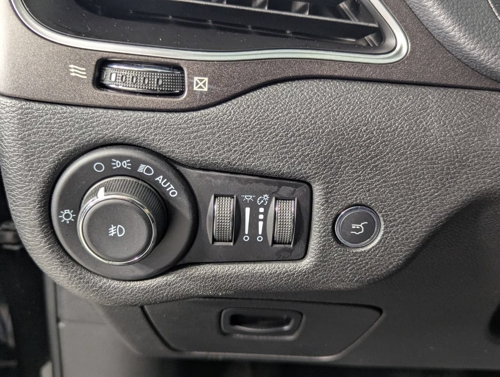 Used 2021 Jeep Cherokee Trailhawk w/ Sun, Sound & Nav Group AWD/4WD image 14