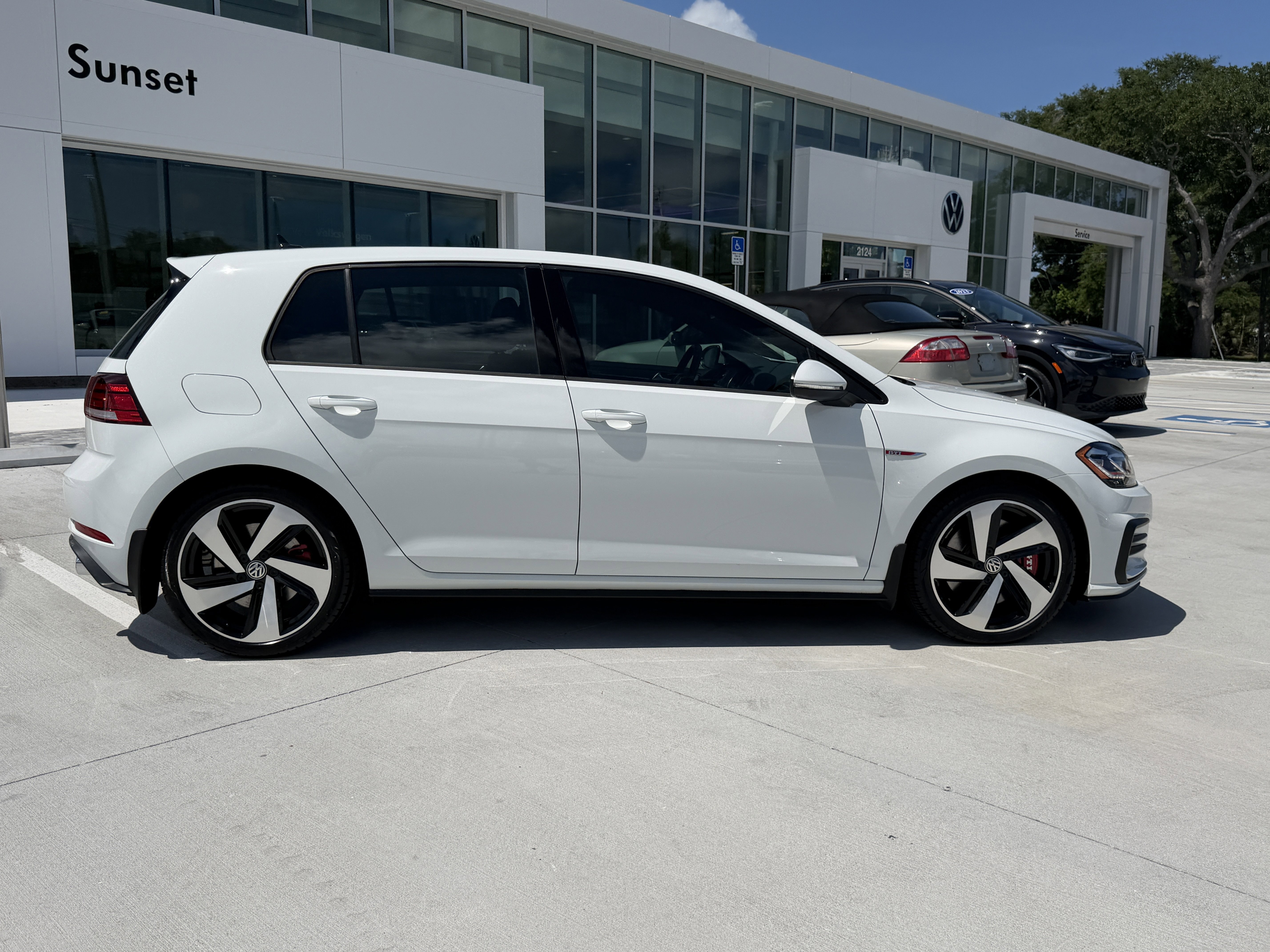 Used 2018 Volkswagen GTI SE FWD image 2