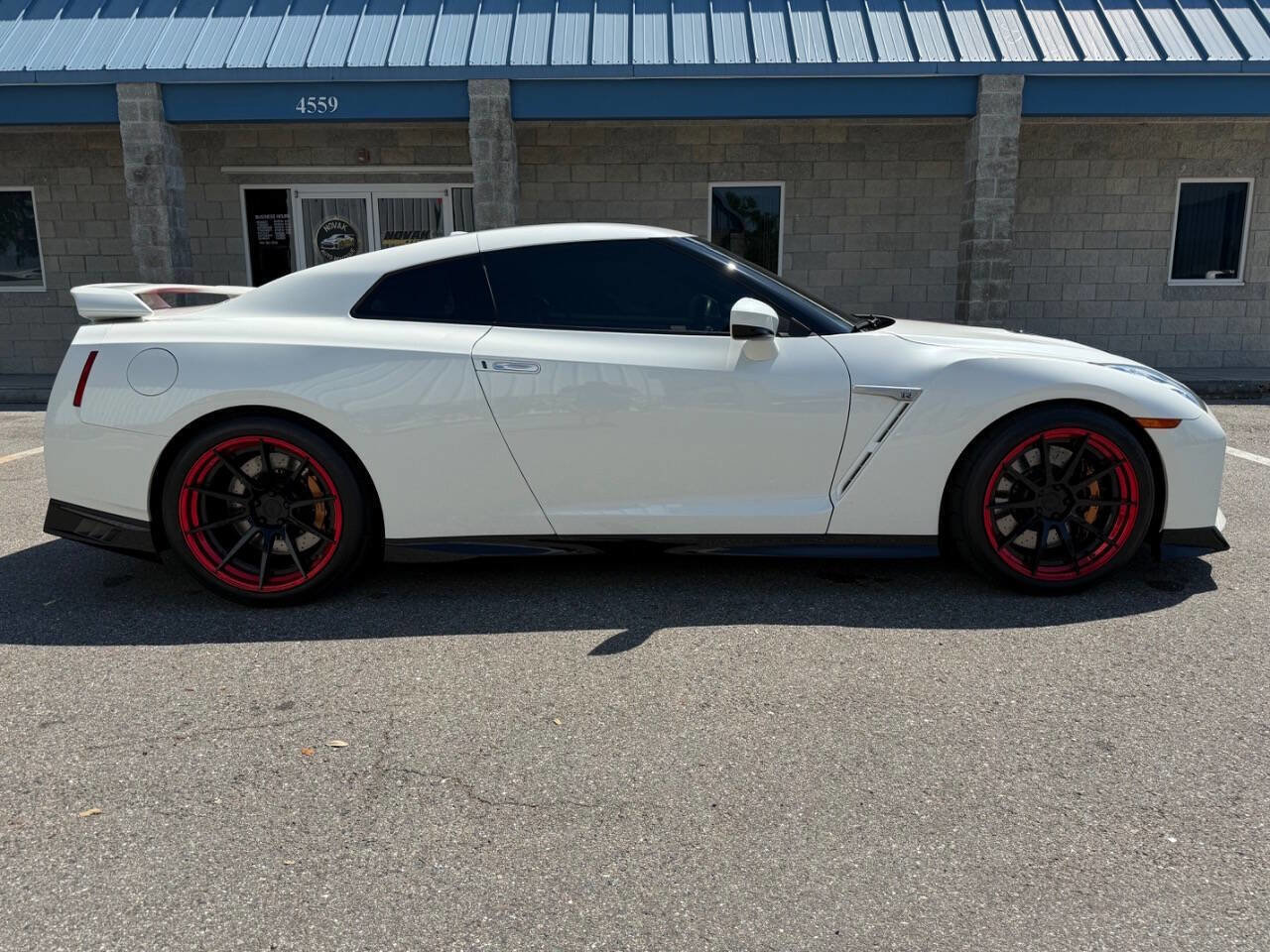 Used 2020 Nissan GT-R Premium image 10