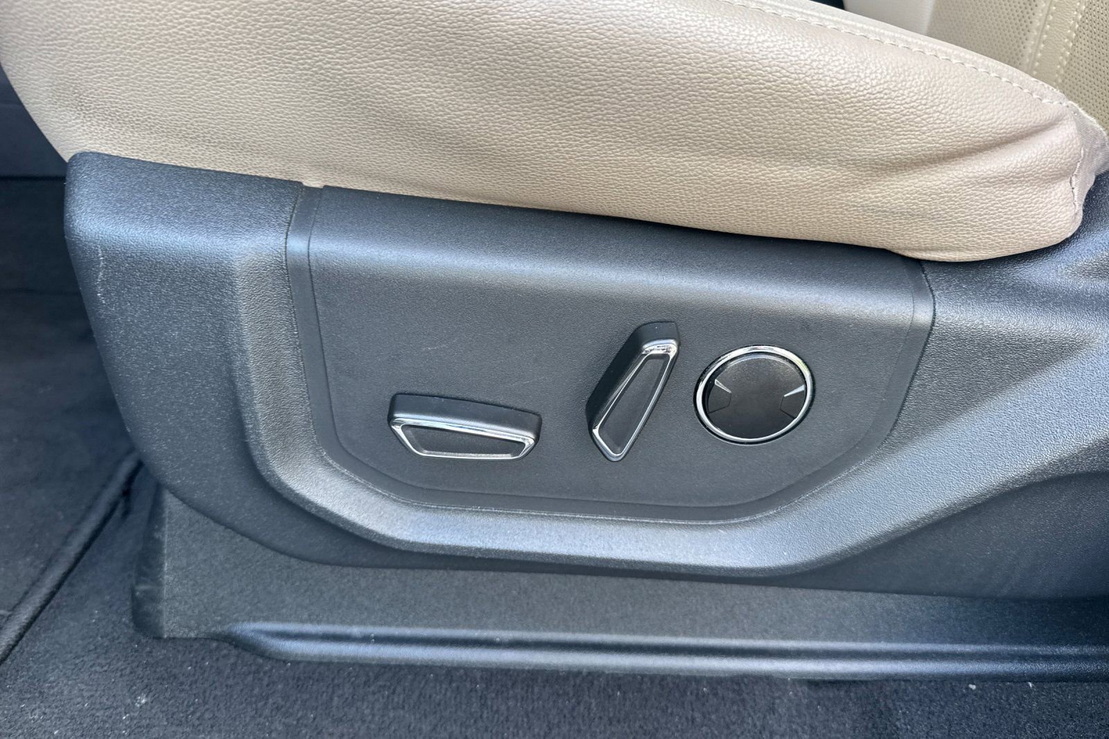 Used 2024 Ford Expedition Limited image 13