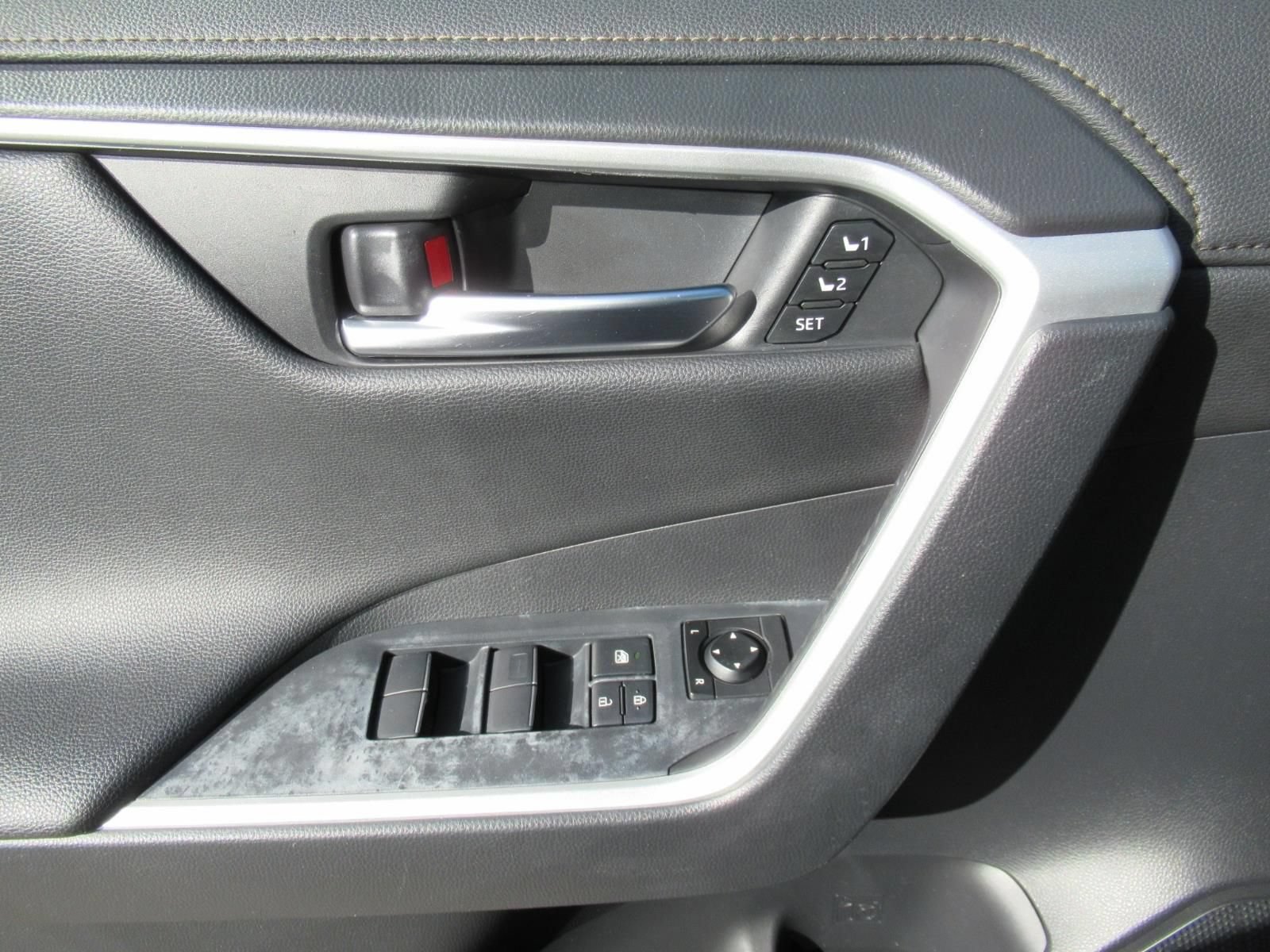 Used 2019 Toyota RAV4 Limited AWD/4WD image 22