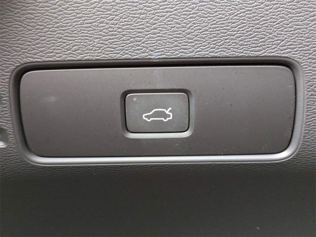 Used 2023 Volvo XC40 Recharge Core image 32