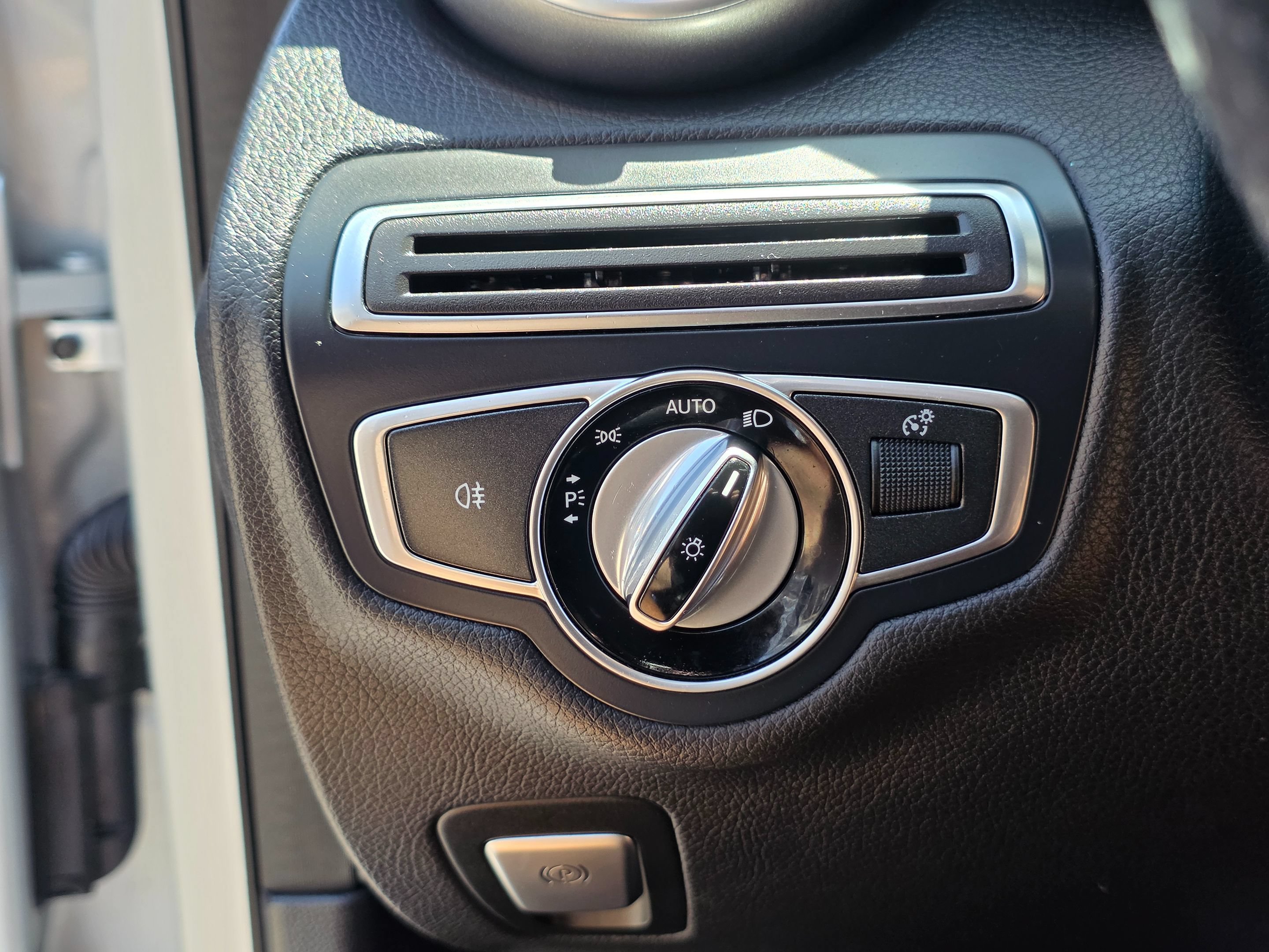 Used 2016 Mercedes-Benz C 350e Sedan w/ Multimedia Package image 40