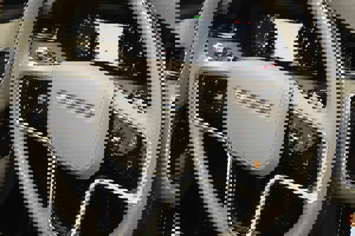 Used 2021 Land Rover Range Rover Velar R-Dynamic S image 40